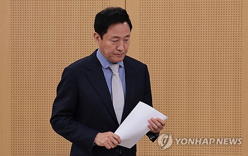 오세훈 서울시장이 4일 오후 서울시청 브리핑룸에서 비상계엄 선포 관련 입장 발표 기자회견을 위해 입장하고 있다. [연합뉴스]